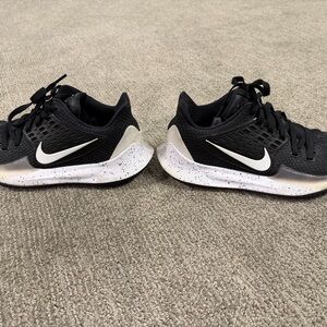 Kyrie Irving Nike Menz  Black and White Sneakers
